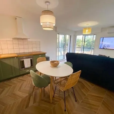 Apartment T2 Avec Clim Et Terrasse Vue Mer, Les Sablettes